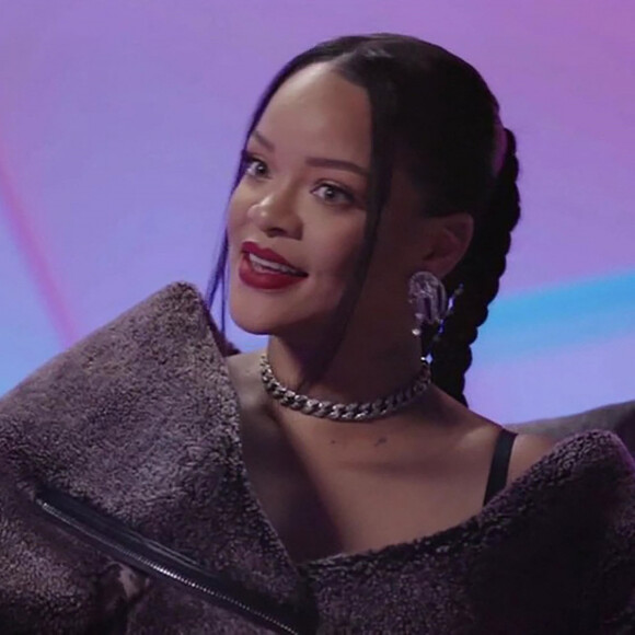 La chanteuse Rihanna lors de l'interview avant sa prestation à la mi-temps du Super Bowl.