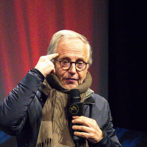 Fabrice Luchini sur la scène du 26ème festival international du film de comédie de l'Alpe d'Huez le 19 janvier 2023. © Sandrine Thesillat / Panoramic / Bestimage