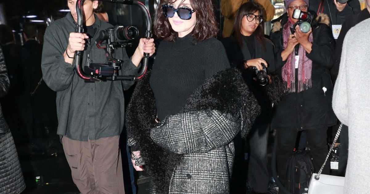 Isabelle Adjani Arrivées des célébrités au défilé de mode prêtà