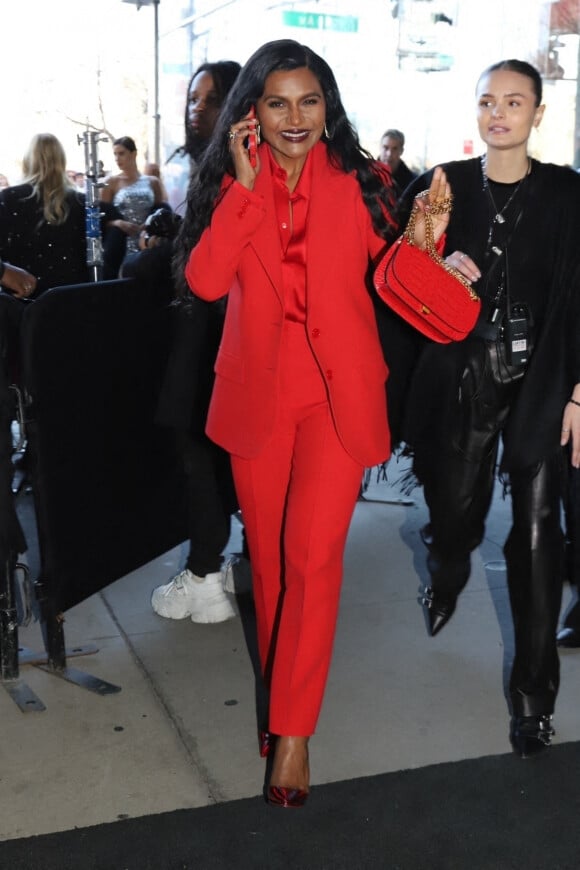 Mindy Kaling - Arrivées des célébrités au défilé de mode prêt-à-porter automne-hiver 2023/2024 "Michael Kors" lors de la fashion week de New York le 15 février 2023.