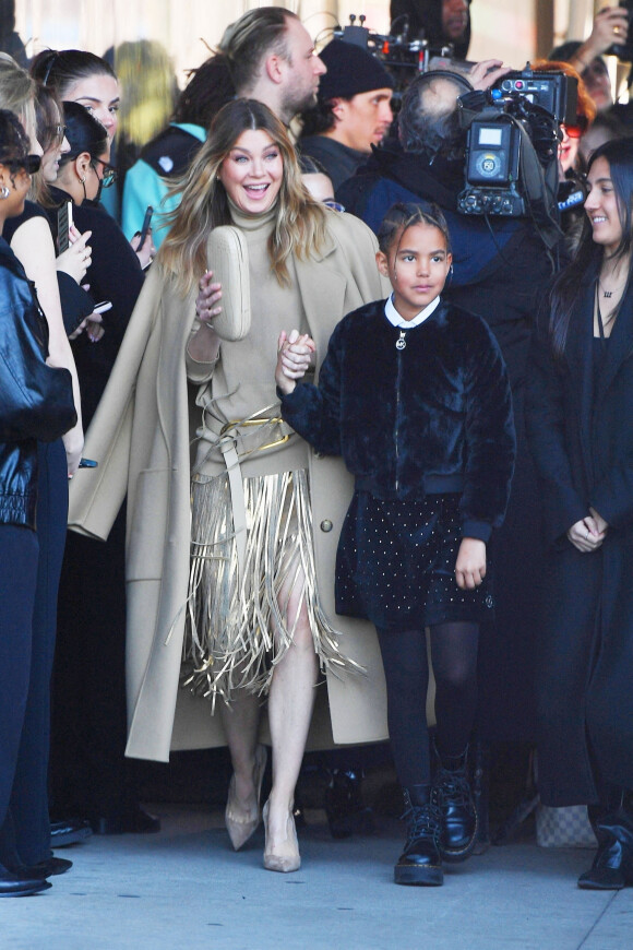 Ellen Pompeo et sa fille Sienna arrivent au défilé de mode prêt-à-porter automne-hiver 2023/2024 "Michael Kors" lors de la fashion week de New York le 15 février 2023.