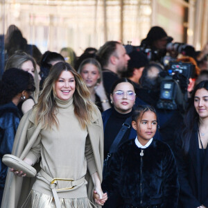 Ellen Pompeo et sa fille Sienna arrivent au défilé de mode prêt-à-porter automne-hiver 2023/2024 "Michael Kors" lors de la fashion week de New York le 15 février 2023.