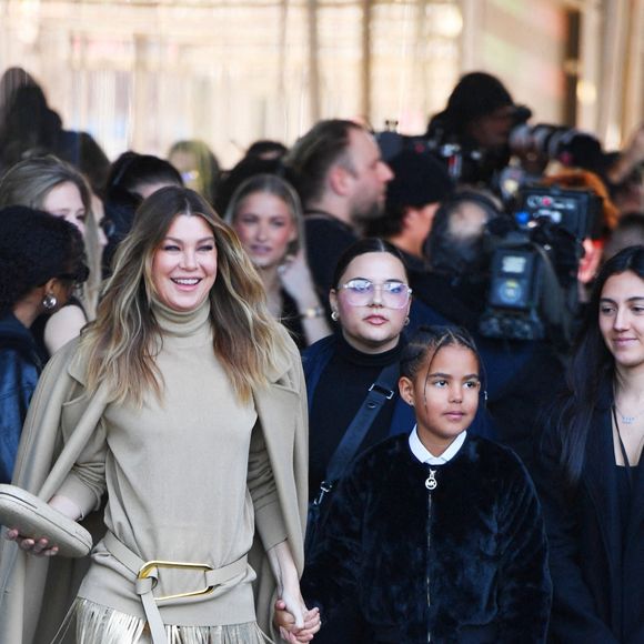 Ellen Pompeo et sa fille Sienna arrivent au défilé de mode prêt-à-porter automne-hiver 2023/2024 "Michael Kors" lors de la fashion week de New York le 15 février 2023.