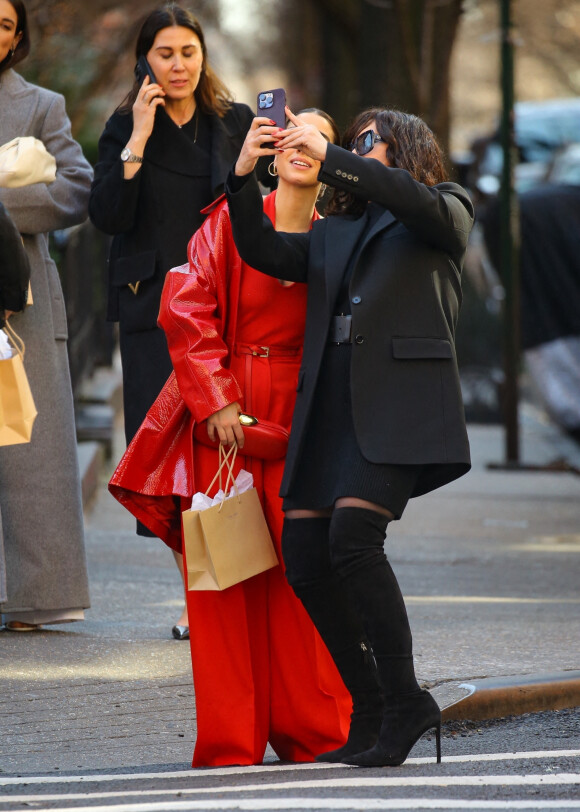 Simona Tabasco, Isabelle Adjani - Les célébrités quittent un restaurant après le défilé de mode prêt-à-porter automne-hiver 2023/2024 "Michael Kors" lors de la fashion week de New York le 15 février 2023.