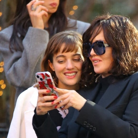 Beatrice Granno, Isabelle Adjani - Les célébrités quittent un restaurant après le défilé de mode prêt-à-porter automne-hiver 2023/2024 "Michael Kors" lors de la fashion week de New York le 15 février 2023.