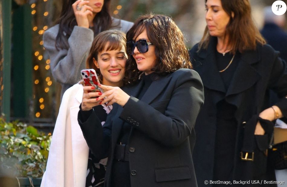 Beatrice Granno, Isabelle Adjani - Les célébrités quittent un restaurant  après le défilé de mode prêt-à-porter automne-hiver 2023/2024 Michael Kors  lors de la f - Purepeople