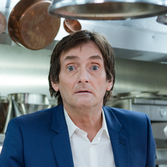 Exclusif - No Web - Pierre Palmade - Enregistrement de l'émission "Le Grand Restaurant" à Paris, qui sera diffusée le 3 février 2021 sur M6 P.Palmade rouvre les portes de son Grand Restaurant pour une soirée exceptionnelle sur M6. Notre hôte aura fort à faire pour satisfaire tous ses clients tout en empêchant sa mère (M.Villalonga), sa concurrente (F.Foresti) et son mari cuisinier (J.Leduc) de transformer la soirée en désastre. Au fil des tables, on découvrira des saynètes parfois burlesques, parfois tendres, parfois décapantes, absurdes, transgressives... le tout avec un casting 5 étoiles jamais vu en télévision, mélangeant les genres et les générations. Jamais une fiction n'a réuni autant de talents à la télévision : plus de 30 grands comédiens entourent P.Palmade lors de la réouverture de son Grand Restaurant. © Jean-Philippe Baltel / Bestimage  Exclusive - No Web No Blog pour Belgique et Suisse