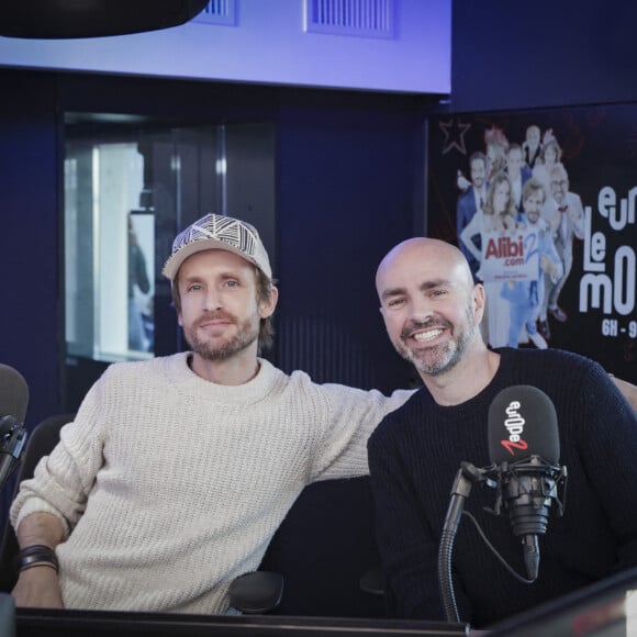 Il a bien tenté de négocier le silence de son frère contre deux billets de 50 francs.
Exclusif - Philippe Lacheau, Julien Arruti lors de la matinale de la radio Europe 2 "Le Morning sans filtre" à Paris, le 7 février 2023. © Jack Tribeca/Bestimage