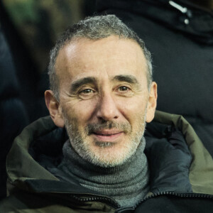 Elie Semoun - People dans les tribunes du match aller des 8èmes de finale de la ligue des champions entre le PSG et le Bayern Munich au Parc des Princes à Paris.
Elie Semoun, à 59 ans, a décidé d'ouvrir une petite part de son jardin secret. 