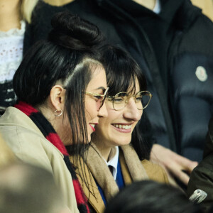 Pourtant, l'humoriste, aujourd'hui célibataire sait parfaitement être romantique... trop, parfois selon lui. 
Hoshi et sa compagne Gia Martinelli, Elie Semoun - People dans les tribunes du match aller des 8èmes de finale de la ligue des champions entre le PSG et le Bayern Munich au Parc des Princes à Paris le 14 février 2023. 