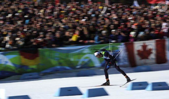 Martin Fourcade a décroché l'argent en biathlon sur le 15 km (mass start). Son frère Simon s'est classé 14e. A l'arrivée, le gain de la médaille a offert une belle scène de liesse entre les Fourcade brothers !