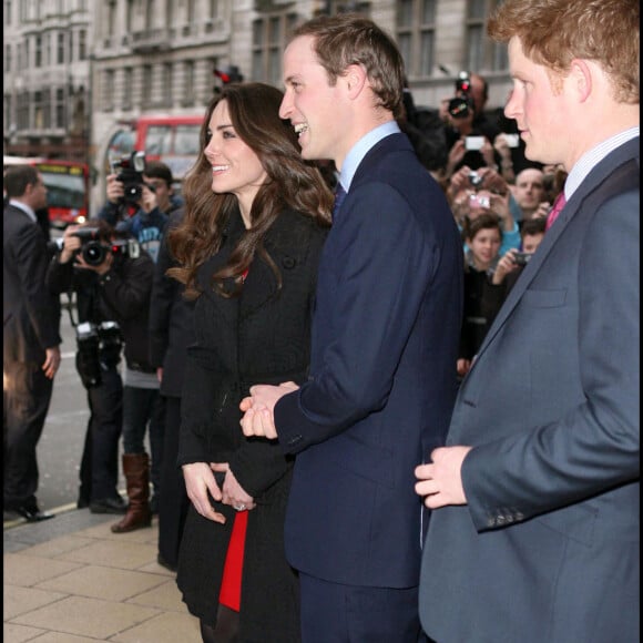 Le Prince William, le Prince Harry et Kate Middleton arrivent à la maison de Nouvelle-Zélande à la suite du tremblement de terre à Christchurch