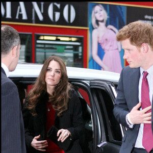 Il l'avoue lui même, le prince Harry "adorait" sa belle soeur Kate Middleton. 
Le Prince William, le Prince Harry et Kate Middleton arrivent à la maison de Nouvelle-Zélande à la suite du tremblement de terre à Christchurch @ Darren Goff/GoffPhotos.com Ref: KGC-04