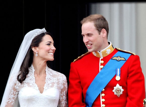 Pendant celui-ci, en effet, il a sorti un string en fourrure. 
Mariage du prince William, duc de Cambridge et de Catherine Kate Middleton à Londres le 29 avril 2011
