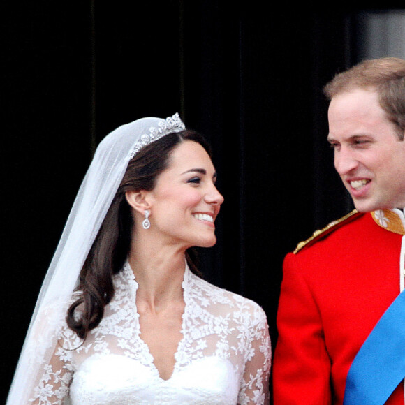 Pendant celui-ci, en effet, il a sorti un string en fourrure. 
Mariage du prince William, duc de Cambridge et de Catherine Kate Middleton à Londres le 29 avril 2011