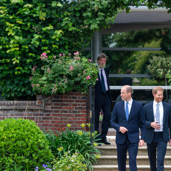 Les frères n'agissaient pas ainsi par mauvais sentiments envers celle qui a trahi leur maman.
Le prince William, duc de Cambridge, et son frère Le prince Harry, duc de Sussex, se retrouvent à l'inauguration de la statue de leur mère, la princesse Diana dans les jardins de Kensington Palace à Londres, Royaume Uni, le 1er juillet 2021. Ce jour-là, la princesse Diana aurait fêté son 60 ème anniversaire. 