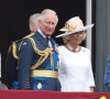 Mais c'était mal connaître Camilla, déterminée à faire valider par tous sa relation, aussi controversée fut-elle, avec le futur roi d'Angleterre, le prince Charles.
Le prince Charles, Camilla Parker Bowles, duchesse de Cornouailles - La famille royale d'Angleterre lors de la parade aérienne de la RAF pour le centième anniversaire au palais de Buckingham à Londres. Le 10 juillet 2018 