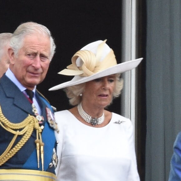 Mais c'était mal connaître Camilla, déterminée à faire valider par tous sa relation, aussi controversée fut-elle, avec le futur roi d'Angleterre, le prince Charles.
Le prince Charles, Camilla Parker Bowles, duchesse de Cornouailles - La famille royale d'Angleterre lors de la parade aérienne de la RAF pour le centième anniversaire au palais de Buckingham à Londres. Le 10 juillet 2018 