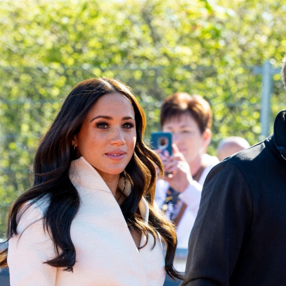 Le prince Harry et Meghan Markle assistent à la finale d'athlétisme, au deuxième jour des Invictus Games 2020 à La Haye, le 17 avril 2022. 