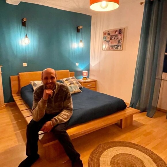 Malheureusement le couple s'est séparé en septembre 2022 et Laurent a du reprendre sa vie.
Laurent prend la pose dans sa nouvelle chambre.