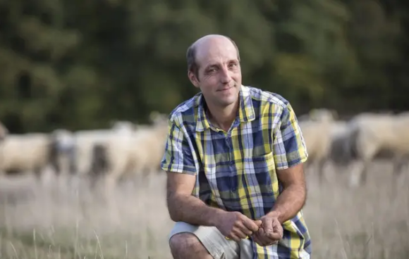 Laurent s'est révélé en 2019 dans L'amour est dans le pré.
Laurent, photo officielle du candidat de "L'amour est dans le pré"