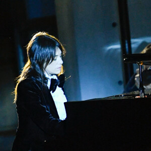 Charlotte Gainsbourg accompagne le défilé Saint Laurent Homme Prêt-à-Porter Automne/Hiver 2023-2024 au piano le 17 janvier 2023.