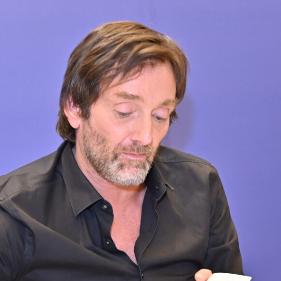 Cette maison dans laquelle Pierre Palmade aimait faire la fête avait déjà été perquisitionnée mais dans le cadre de l'enquête pour homicide et blessures involontaires aggravées sous usage de de stupéfiants.
Exclusif - Pierre Palmade lors d'une séance de dédicaces de son livre "Dites à mon père que je suis célèbre" à la librairie Lamartine dans le 16ème arrondissement de Paris, France, le 28 mai 2019. © Francis Petit/Bestimage
