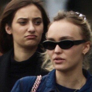 Accusée d'être une "nepo baby", c'est-à-dire privilégiée par le fait d'être une enfant de star, Lily-Rose Depp continue son chemin. 
Exclusif - Lily-Rose Depp fait du shopping et va déjeuner chez "Il Pastaio" avec une amie à Los Angeles, le 29 décembre 2022.