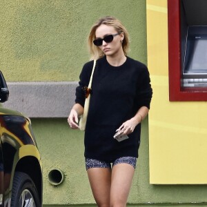 Exclusif - Lily-Rose Depp se promène à Los Angeles, le 16 octobre 2022.