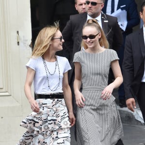 Vanessa Paradis (épouse Benchetrit) et sa fille Lily-Rose Depp - Sorties du défilé de mode "Chanel", collection Haute-Couture automne-hiver 2018/2019, à Paris. Le 3 juillet 2018 © CVS-Veeren / Bestimage