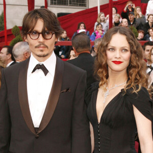 Agée de 23 ans, elle est la fille aînée de Johnny Depp et Vanessa Paradis
Johnny Depp et Vanessa Paradis lors des Oscars 2008