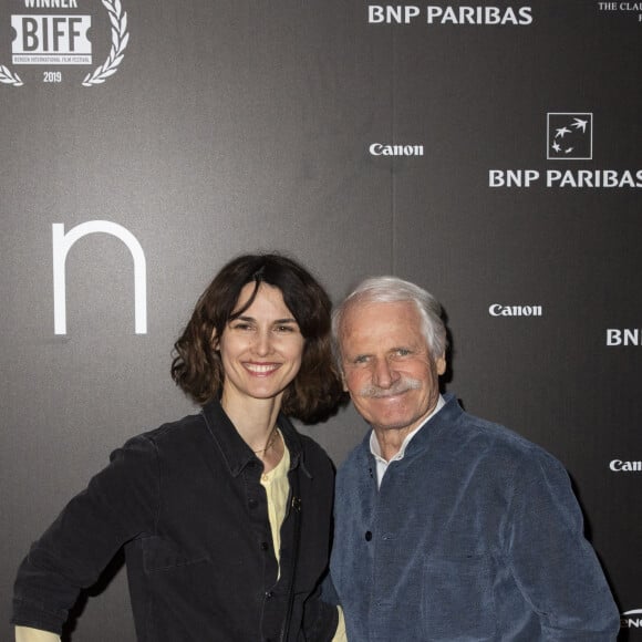 Ses parents ont beaucoup souffert de ses pathologies.
Eglantine Emeyé et Yann Arthus-Bertrand - Avant-première du film "Women" à l'UGC Normandie à Paris le 3 mars 2020. © Jack Tribeca/Bestimage