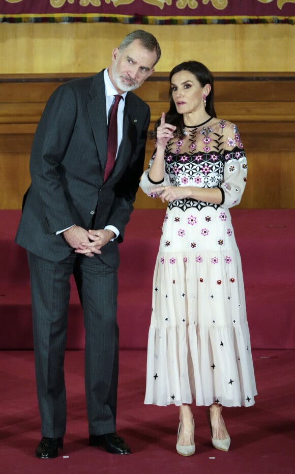 Elle a accompagné son mari Felipe VI aux Prix nationaux de la Culture à Saragosse dans le Nord de l'Espagne.
Le roi Felipe VI et la reine Letizia d'Espagne lors de la cérémonie des "2021 National Culture Awards" à Saragosse. Le 20 février 2023