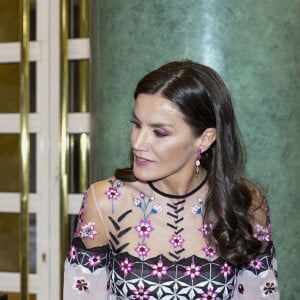 Pour l'occasion, elle avait ressorti une robe déjà portée de la marque Temperley London.
La reine Letizia d'Espagne lors de la cérémonie des "2021 National Culture Awards" à Saragosse. Le 20 février 2023 