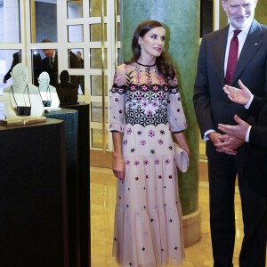 Bustier transparent, broderies florales noires, blanches et roses, Letizia a assuré dans un look très printanier
Le roi Felipe VI et la reine Letizia d'Espagne lors de la cérémonie des "2021 National Culture Awards" à Saragosse. Le 20 février 2023 