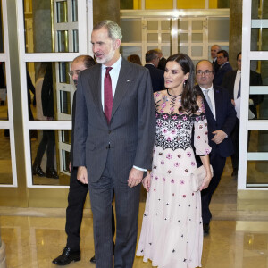 Stylée jusqu'aux bout des pieds, Letizia portait des escarpins et une pochette rose pâle de la marque Magrit ainsi qu'une paire de pendants d'oreille multicolores et une bague en or gravée "Amor." 
Le roi Felipe VI et la reine Letizia d'Espagne lors de la cérémonie des "2021 National Culture Awards" à Saragosse. Le 20 février 2023