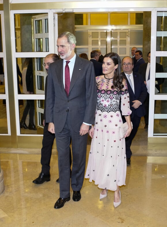 Stylée jusqu'aux bout des pieds, Letizia portait des escarpins et une pochette rose pâle de la marque Magrit ainsi qu'une paire de pendants d'oreille multicolores et une bague en or gravée "Amor." 
Le roi Felipe VI et la reine Letizia d'Espagne lors de la cérémonie des "2021 National Culture Awards" à Saragosse. Le 20 février 2023