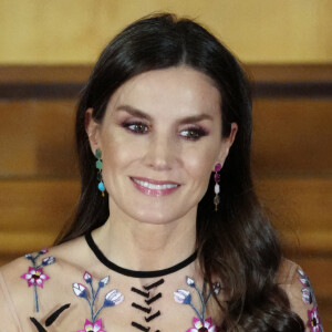 Letizia d'Espagne était sublime pour sa dernière sortie.
La reine Letizia d'Espagne lors de la cérémonie des "2021 National Culture Awards" à Saragosse.