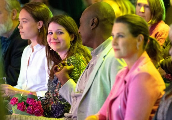La princesse Martha Louise de Norvège et son fiancé Durek Verrett viennent au vernissage de Maud Angelica Behn (fille de Martha Louise) à Hill, Norvège le 19 octobre 2022. 