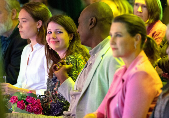 La princesse Martha Louise de Norvège et son fiancé Durek Verrett viennent au vernissage de Maud Angelica Behn (fille de Martha Louise) à Hill, Norvège le 19 octobre 2022. 