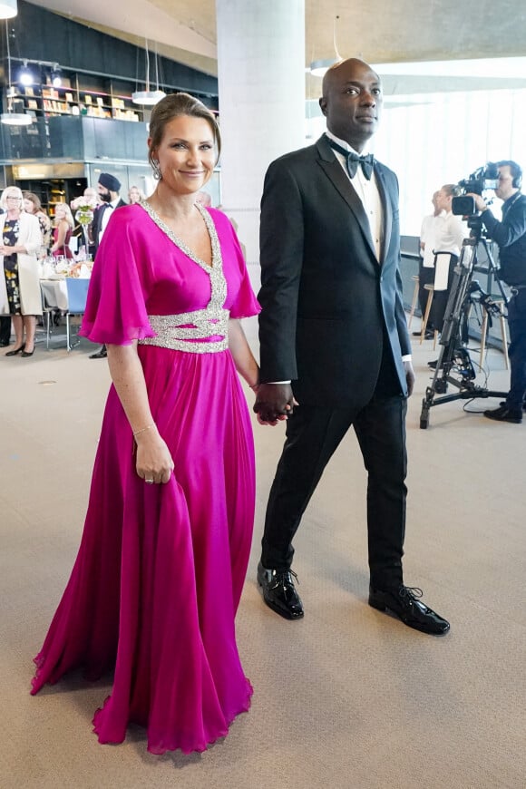 La princesse Martha Louise de Norvège et son fiancé Durek Verrett - La princesse Ingrid Alexandra de Norvège fête ses 18 ans lors d'un dîner de gala offert par le gouvernement à la bibliothèque nationale de Oslo le 16 juin 2022. Un anniversaire que la petite-fille du roi Harald V, deuxième dans l'ordre de succession à la couronne après son père, a fêté le 21 janvier dernier. Mais, à l'époque, l'épidémie de Covid-19 avait empêché que se tiennent les deux grands dîners de gala initialement prévus. Lesquels avaient donc été reportés de près de cinq mois. Elle portait une robe bustier en tulle blanc parsemée de sequins dorés dont elle avait masqué le décolleté par une étole. © Lise Ã...Serud/NTB Scanpix via ZUMA Press / Bestimage 