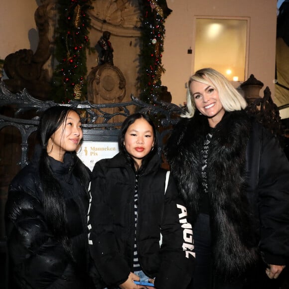 Parmi ses amies se trouvent les filles de Laetitica et Johnny Hallyday, Jade et Joy
Exclusif - Laeticia Hallyday avec ses filles Jade et Joy devant Manneken-Pis qui a été rhabillé en hommage à Johnny Hallyday à Bruxelles le 20 décembre 2022. © Dominique Jacovides / Bestimage