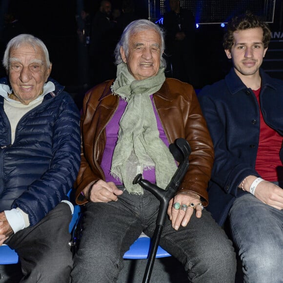 Jean-Paul Belmondo et Victor étaient très proches et affichaient régulièrement leur complicité dans des événements publics
Charles Gérard et Jean-Paul Belmondo et son petit-fils Victor Belmondo - People au match de boxe "La Conquête" Acte 4 T.Yoka VS C.Leonet au palais des sports de Paris le 7 avril 2018 (Victoire de T.Yoka au 5 ème round) © Pierre Perusseau / Bestimage