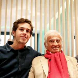 Et contrairement à ce que beaucoup peuvent croire, c'est un immense honneur pour lui
Jean-Paul Belmondo et son petit-fils Victor - A l'occasion du lancement de son nouveau livre "Mes recettes bonne humeur" (Editions du Cherche Midi), Luana Belmondo a réuni ses proches et amis épicuriens autour d'un Aperitivo concocté par le Chef Denny Imbroisi (Restaurant IDA) à Paris, le 13 Octobre 2016. © Dominique Jacovides/Bestimage   At the launch of her new book "Mes recettes bonne humeur", Luana Belmondo gathered her family and friends in Paris, France on October 13, 2016.