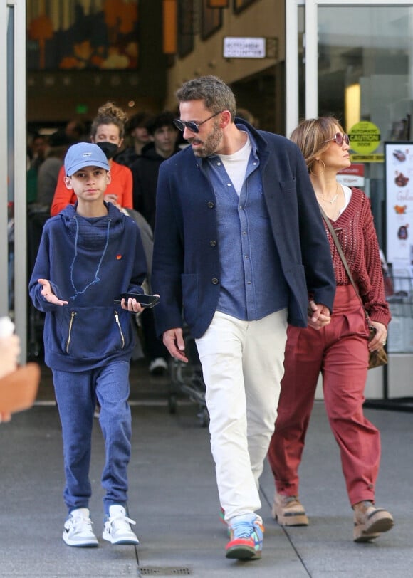Exclusif - Jennifer Lopez et son mari Ben Affleck se baladent et font du shopping avec leurs enfants Samuel, Emme et Maximilian lors du week-end d'Halloween dans Brentwood à Los Angeles le 30 octobre 2022.