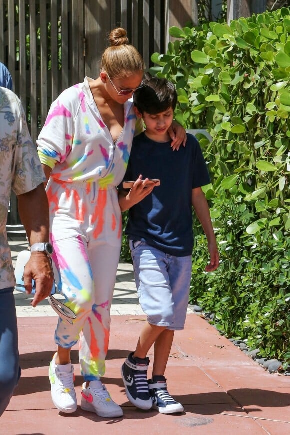 Exclusif - Jennifer Lopez fait une sortie shopping avec ses enfants à Miami le 9 juin 2021