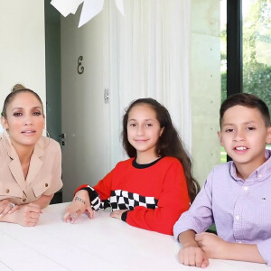 Jennifer Lopez tourne une vidéo avec ses enfants les jumeaux Maximilian (Max) et Emma (Emme) Muñiz Anthony pour sa chaîne youtube