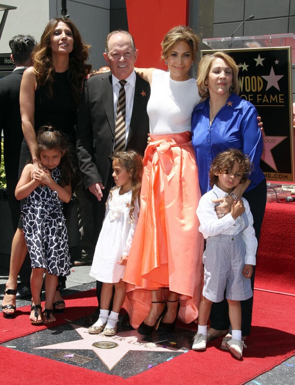 Jennifer Lopez pose avec ses parents, David Lopez et Guadalupe Rodriguez, ses enfants Max Anthony et Emme Anthony et sa soeur Linda Lopez à la remise de sa médaille sur le "Walk of Fame" à Hollywood, le 20 juin 2013.