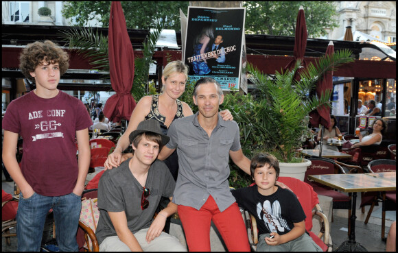 Exclusif - Paul Belmondo avec sa femme Luana et leurs enfants Alessandro, Victor et Giacomo en 2009