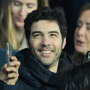 Tahar Rahim dans les tribunes du match aller des 8èmes de finale de la ligue des champions entre le PSG et le Bayern Munich au Parc des Princes à Paris le 14 février 2023.
